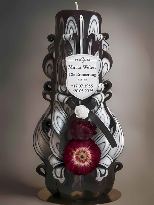 Personalisierte Trauerkerze mit floraler Verzierung, individuell gestaltet mit Namen und Datum, als stilles Gedenken.