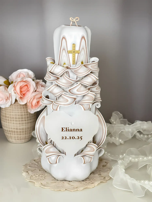 Personalisierte Taufkerze für Mädchen in der Lieblingsfarbe, mit Namen und Taufdatum, liebevoll gestaltet. Ober auf der Kerze goldener Dekor Kreuz