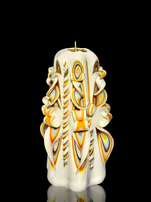 kunstvoll geschnitzte Kerze in creme-gold
