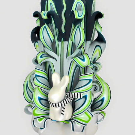 Handgeschnitzte Designkerze in Grün-, Blau- und Weißtönen mit plastischem Osterhasen auf der Vorderseite, der eine schwarz-weiß gestreifte Schleife trägt.