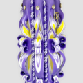 Handgeschnitzte violette Hochzeitskerze mit weißen und gelben Akzenten, goldenen Eheringen und funkelnden Strasssteinen. Bild von der Seite der Kerze.