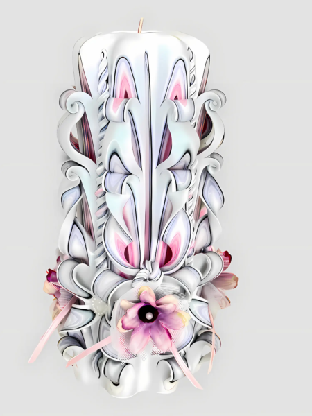 Handgeschnitzte weiße Hochzeitskerze mit feinen rosa Akzenten und dekorativen Blüten am unteren Rand vor hellem Hintergrund
