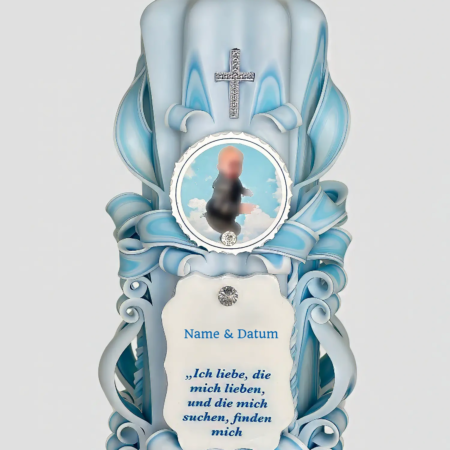 Handgeschnitzte Taufkerze in Babyblau mit Foto, Taufspruch und silbernem Kreuz – Vorderansicht.
