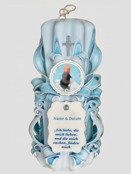 Handgeschnitzte Taufkerze in Babyblau mit Foto, Taufspruch und silbernem Kreuz – Vorderansicht.