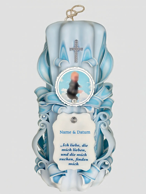 Handgeschnitzte Taufkerze in Babyblau mit Foto, Taufspruch und silbernem Kreuz &ndash; Vorderansicht.
