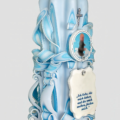 Seitenansicht der handgeschnitzten Taufkerze in Babyblau mit filigranen Wachsverzierungen