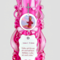 Handgeschnitzte Taufkerze in zartem Rosa mit Foto und Taufspruch.