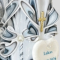 handgeschnitzte, personalisierte Taufkerzen in Hellblau mit goldenen Kreuzen, kunstvollen Kerzenmustern und dem Namen. Auf der Großen Kerze ein Schild mit Taufspruch, Name& Datum