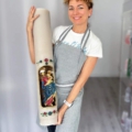 Handgefertigte XXL-Kirchenkerze im Größenvergleich, gehalten in der Hand.