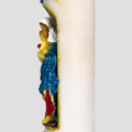 Seitenansicht einer handgefertigten XXL-Kirchenkerze mit ausgeschnittener Aushöhlung und Madonnafigur.