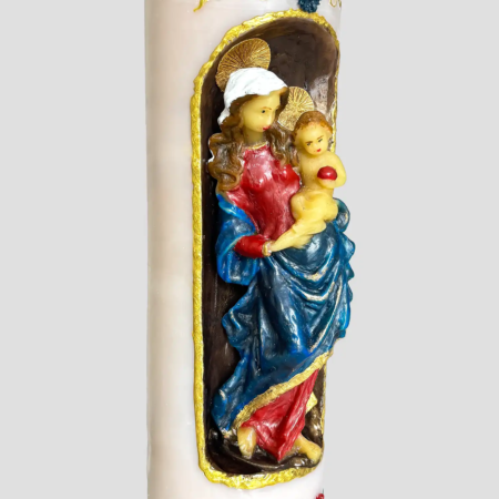 Seitenansicht einer handgefertigten XXL-Kirchenkerze mit ausgeschnittener Aushöhlung und Madonnafigur.