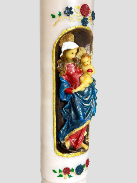 Seitenansicht einer handgefertigten XXL-Kirchenkerze mit ausgeschnittener Aushöhlung und Madonnafigur.