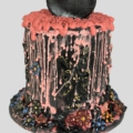 Handmodellierte und handbemalte Halloween-Kunstkerze von Devela Kerzenmanufaktur mit mexikanisch inspiriertem Totenkopf, bunten Blumen, schwarzen Ornamenten und rosa Wachselementen.