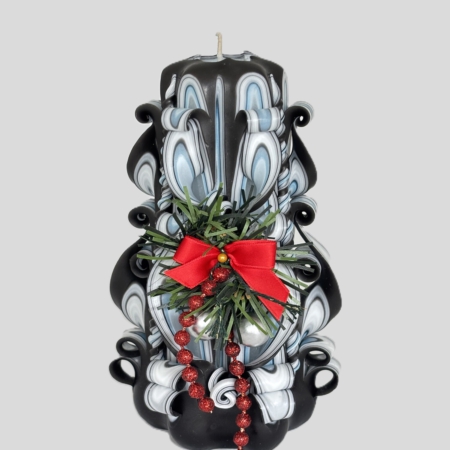 handgeschnitzte Weihnachtskerze in Schwarz, Weiß und Hellblau mit roter Schleife, Weihnachtskette und silbernen Kugeln