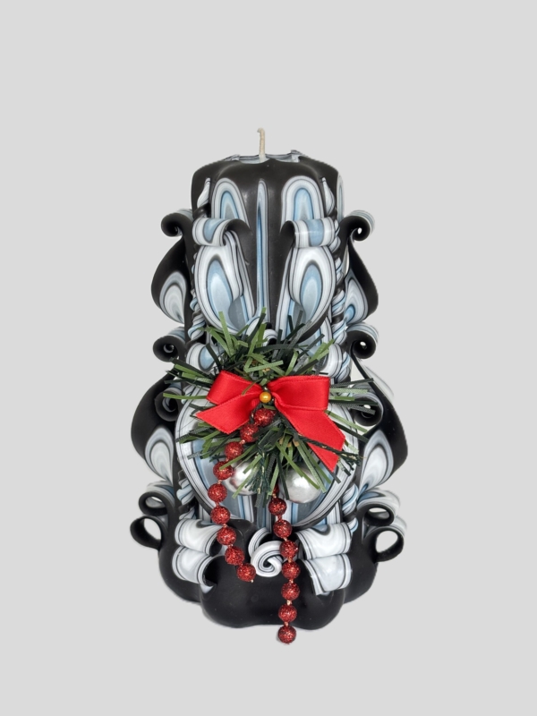 handgeschnitzte Weihnachtskerze in Schwarz, Wei&szlig; und Hellblau mit roter Schleife, Weihnachtskette und silbernen Kugeln
