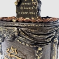 Handgefertigte Kaffeehaus Art-Kerze „Barista“ aus schwarzem Paraffin mit Kaffeebohnen, goldener Kaffeetasse und handmodellierten Vintage-Ornamenten.