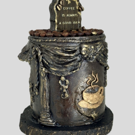 Handmodellierte Barista Kerze im Stil eines alten Kaffeehauses aus schwarzem Paraffin mit echten Kaffeebohnen, goldener Kaffeetasse, Säulen und barocken Vorhängen.