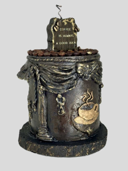 Handmodellierte Barista Kerze im Stil eines alten Kaffeehauses aus schwarzem Paraffin mit echten Kaffeebohnen, goldener Kaffeetasse, Säulen und barocken Vorhängen.