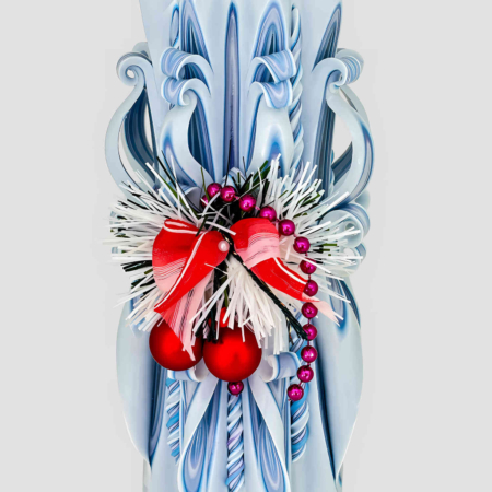 Handgeschnitzte Weihnachtskerze mit blauen Farbtönen, roter Weihnachtskette und roten Weihnachtskugel