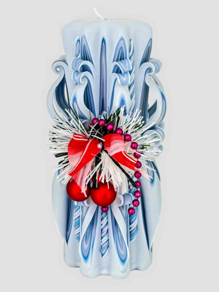 Handgeschnitzte Weihnachtskerze mit blauen Farbtönen, roter Weihnachtskette und roten Weihnachtskugel