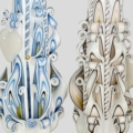 Handgeschnitzte personalisierte Taufkerze in Weiß-Blau und Beige-Weiß mit kunstvollen Wachselementen und geschwungenen Ornamenten, individuell gestaltet. Weiß-Blaue Kerze hat mittig Herz für Personalisierung.