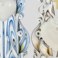 Handgeschnitzte personalisierte Taufkerze in Weiß-blau oder Beige-Weiß mit kunstvollen Wachselementen und geschwungenen Ornamenten, individuell gestaltet.